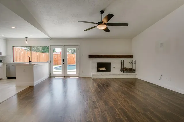 a view of a livingroom with a ceiling fan window and a fireplace