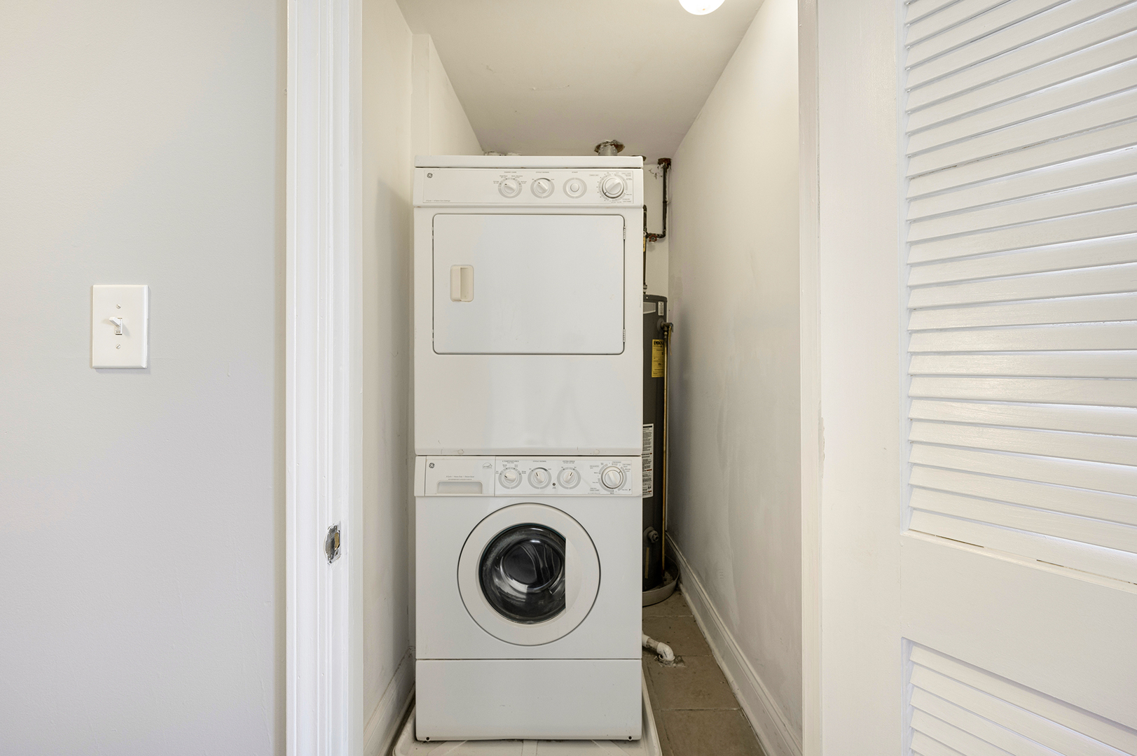 2437 East 74th Street, Unit 3W Chicago, IL 60649 - Photo 9 of 18 a utility room with dryer and washer