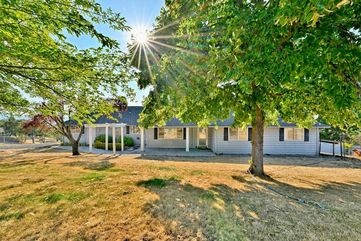 5493 Hillcrest Road Medford, OR 97504 - Photo 34 of 44 DSC_4172