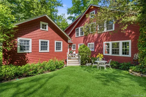 $1,899,000 | 42 Hillcrest Avenue, Roslyn, NY 11576