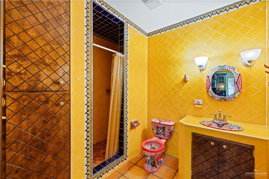 610 North Texas Street Rio Grande City, TX 78582 - Photo 16 of 23 a bathroom with a sink and a mirror