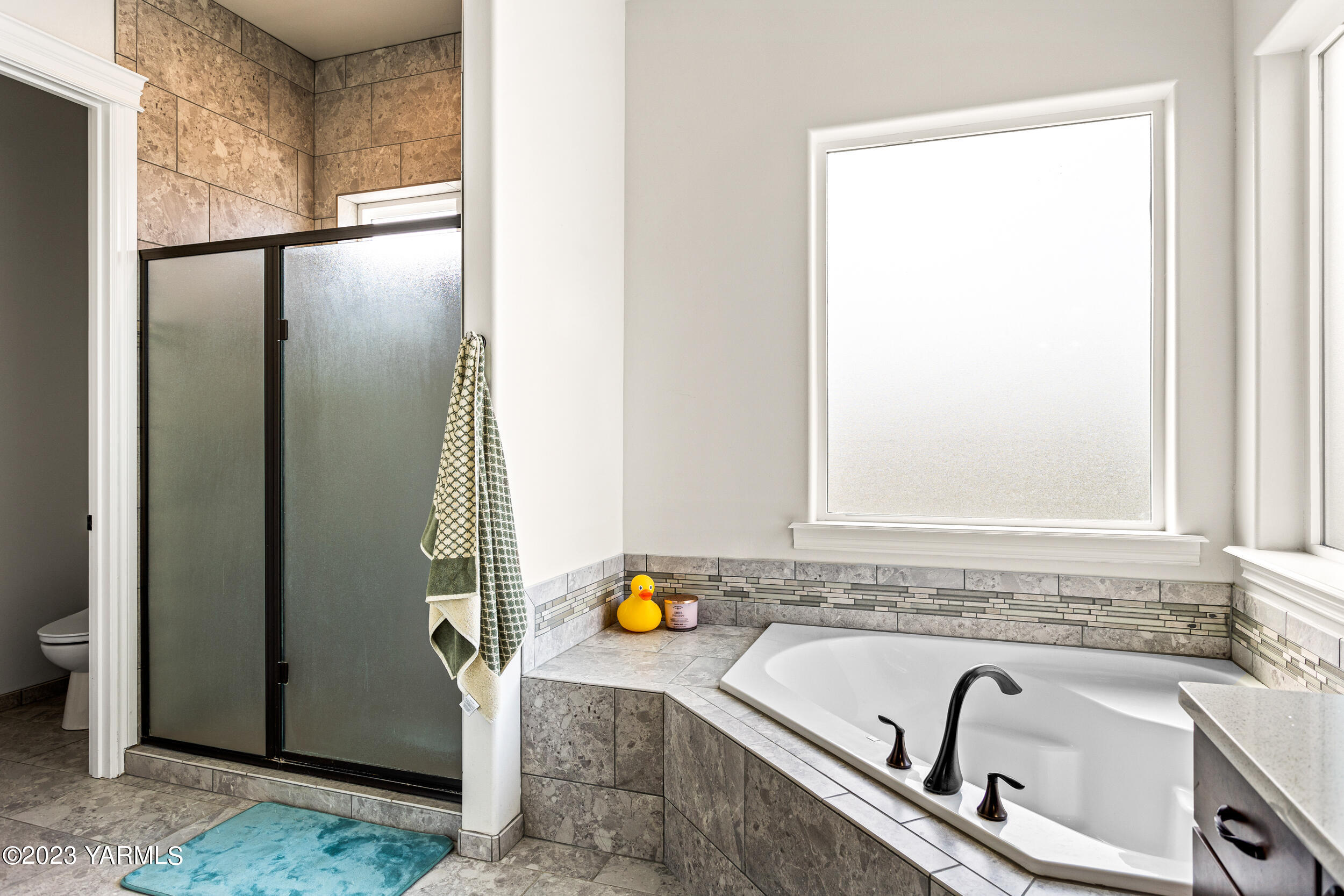 245 West Huntzinger Road Selah, WA 98942 - Photo 11 of 54 a bathroom with a bathtub and a window