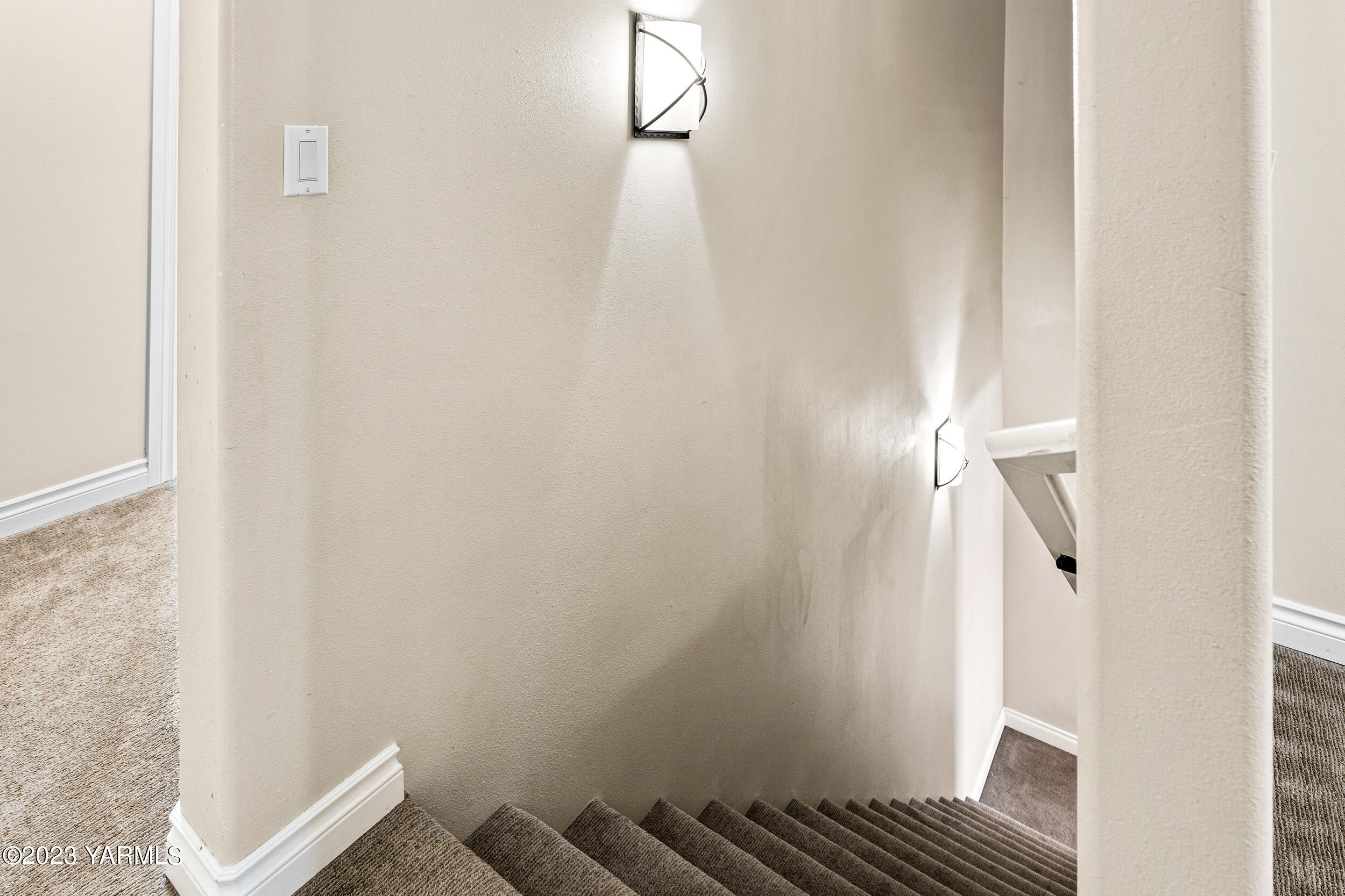 245 West Huntzinger Road Selah, WA 98942 - Photo 15 of 54 Stairwell Sconces