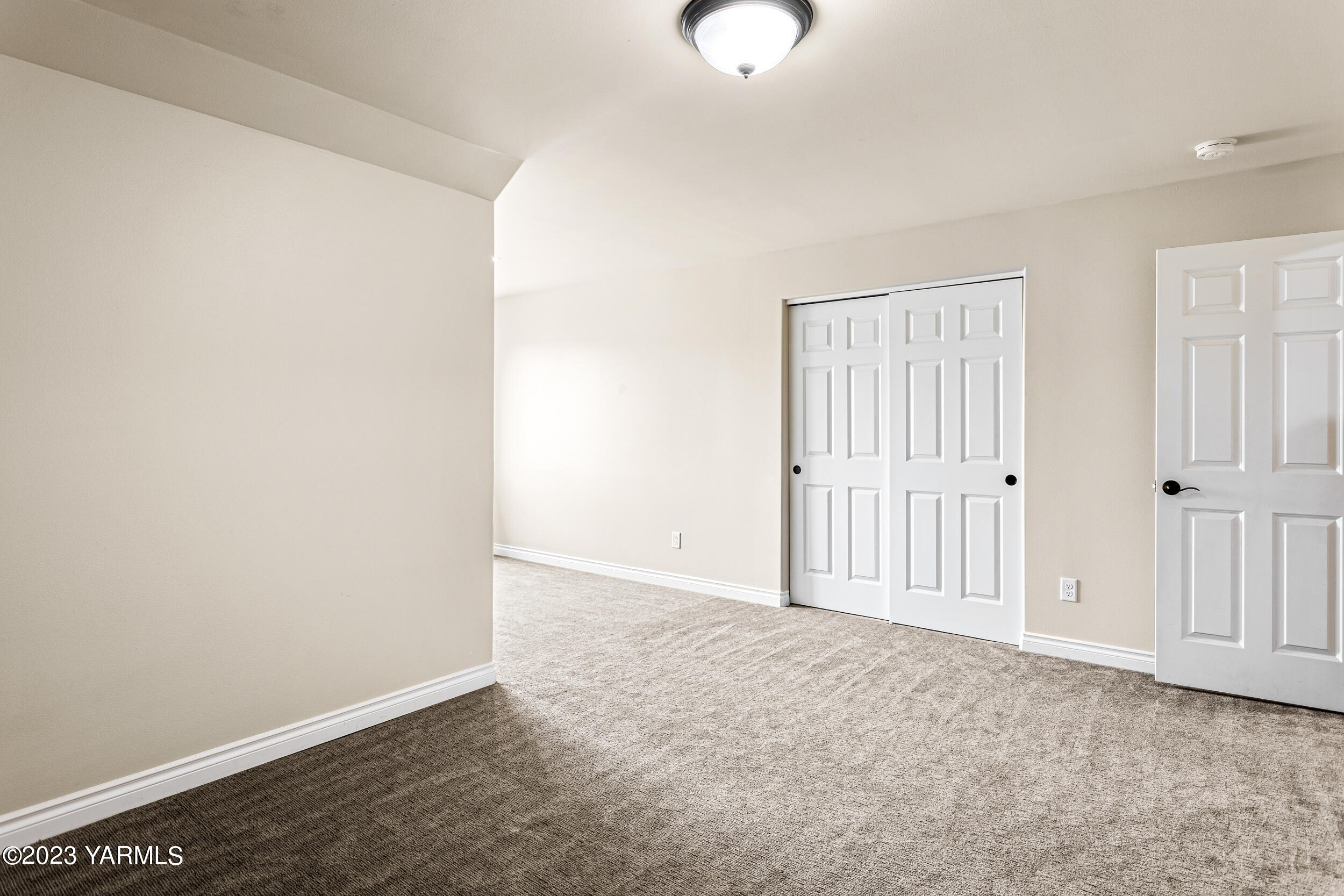 245 West Huntzinger Road Selah, WA 98942 - Photo 16 of 54 an empty room with windows