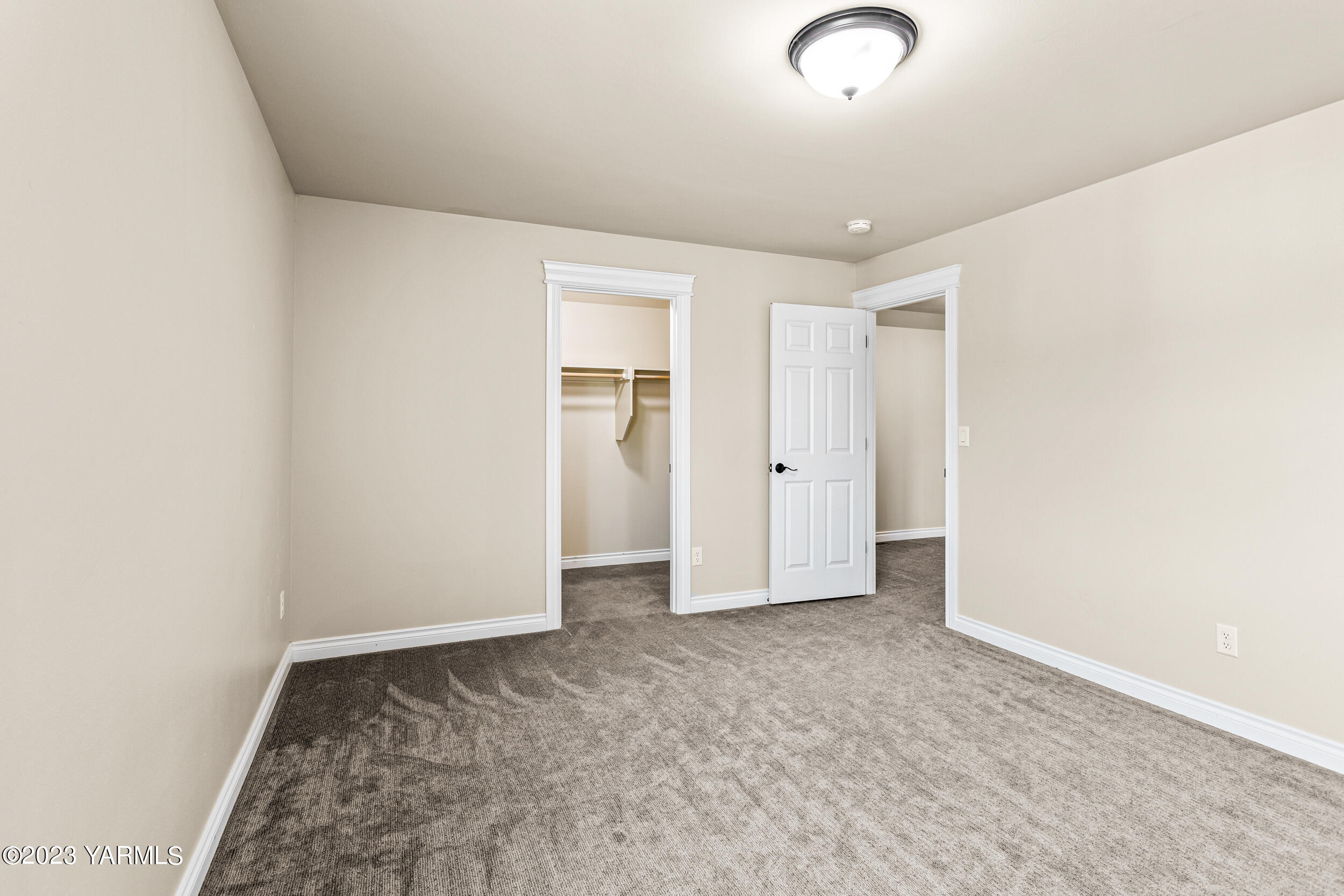 245 West Huntzinger Road Selah, WA 98942 - Photo 19 of 54 a view of an empty room