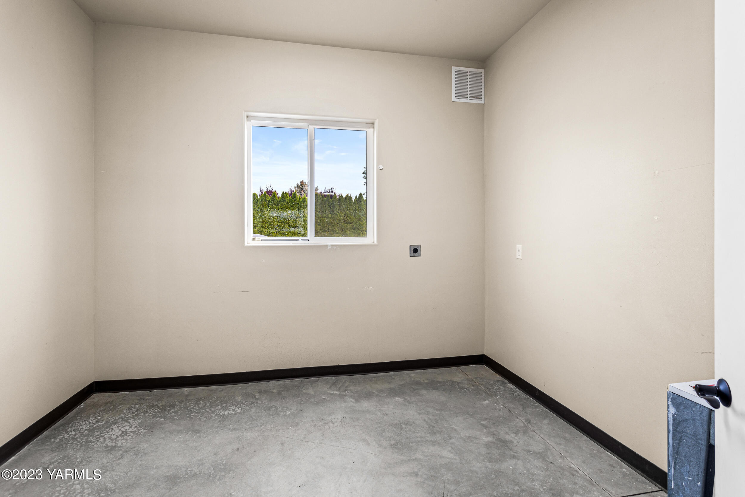 245 West Huntzinger Road Selah, WA 98942 - Photo 24 of 54 a view of an empty room with a window