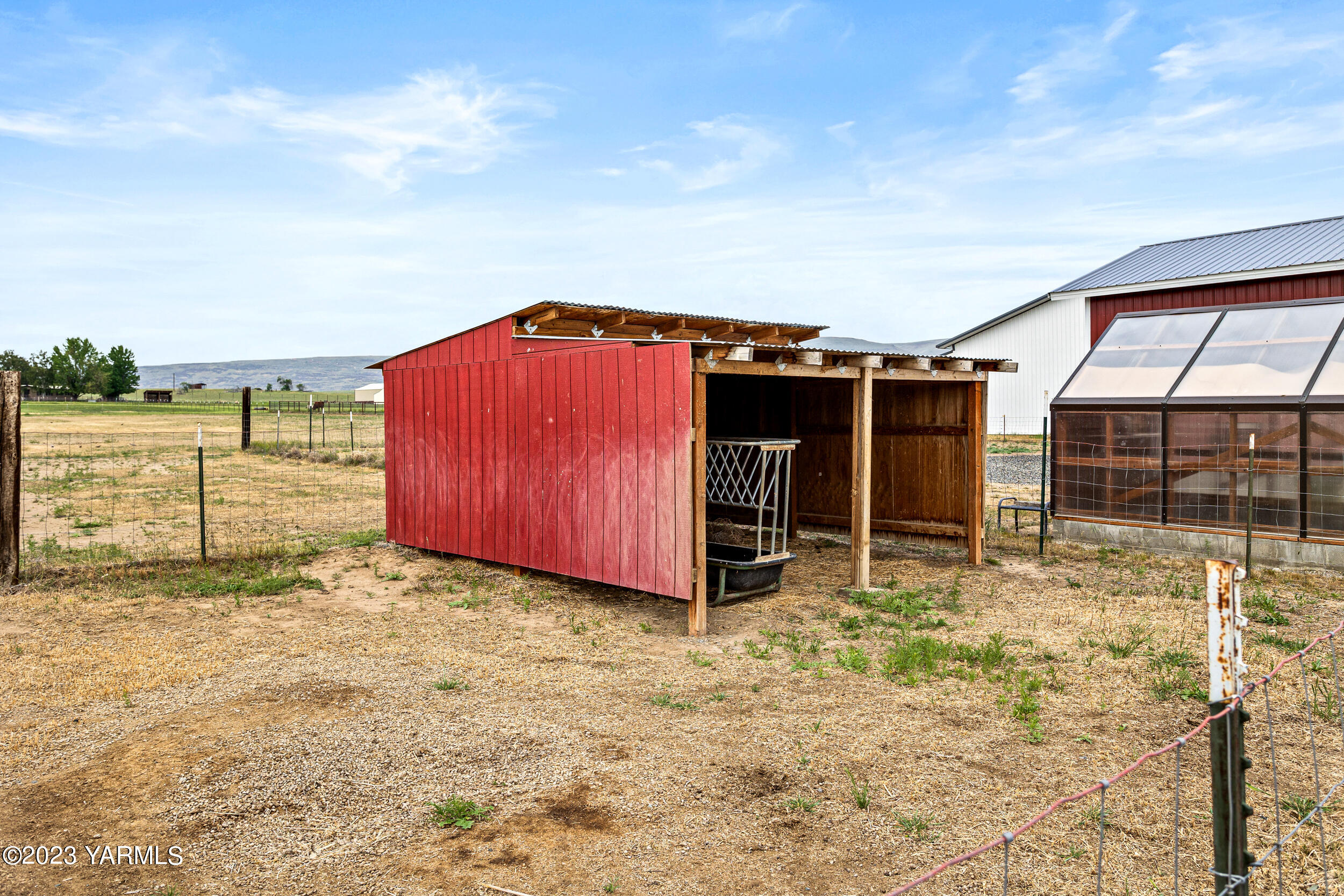 245 West Huntzinger Road Selah, WA 98942 - Photo 32 of 54 a backyard of a house