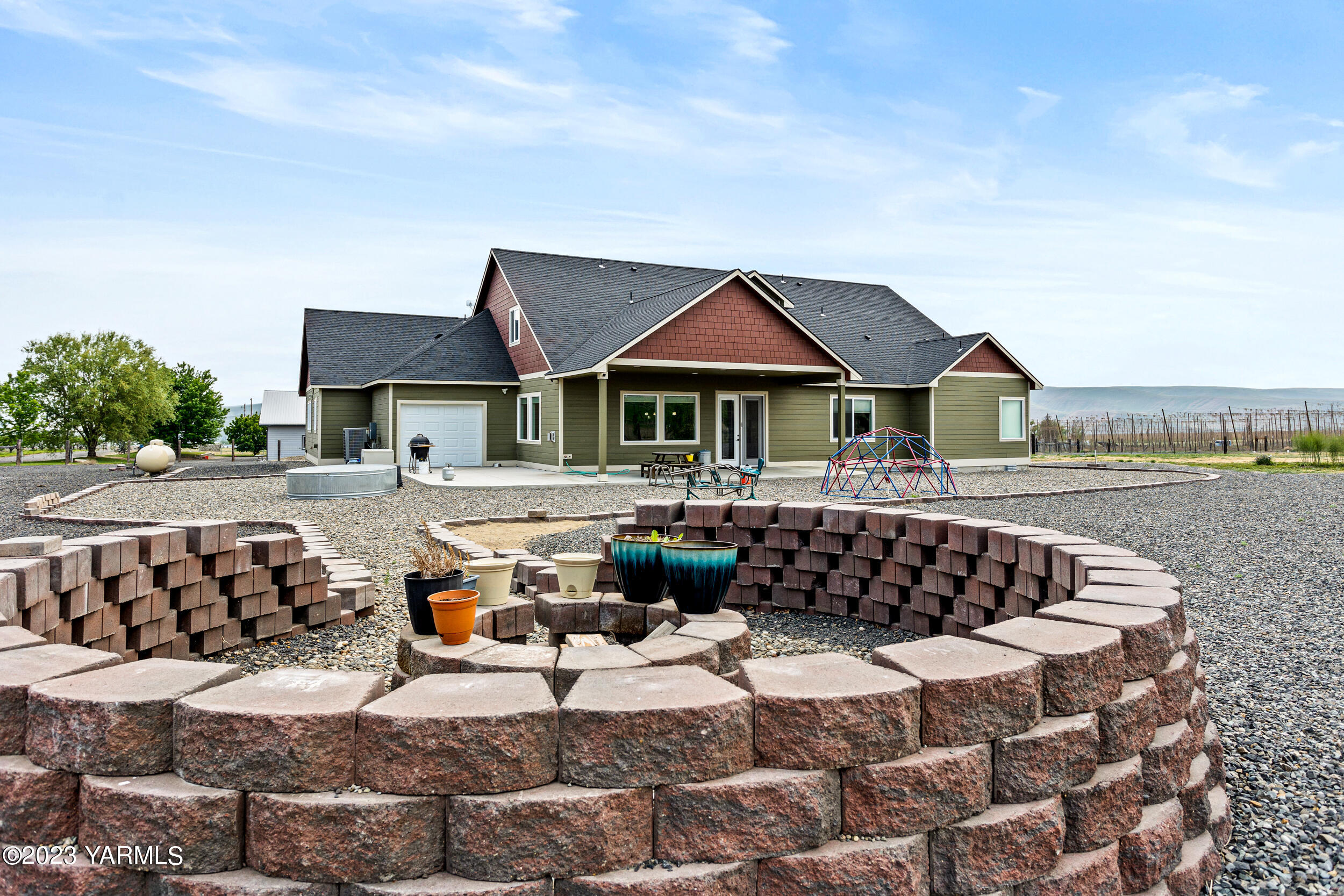 245 West Huntzinger Road Selah, WA 98942 - Photo 41 of 54 a front view of a house with garden