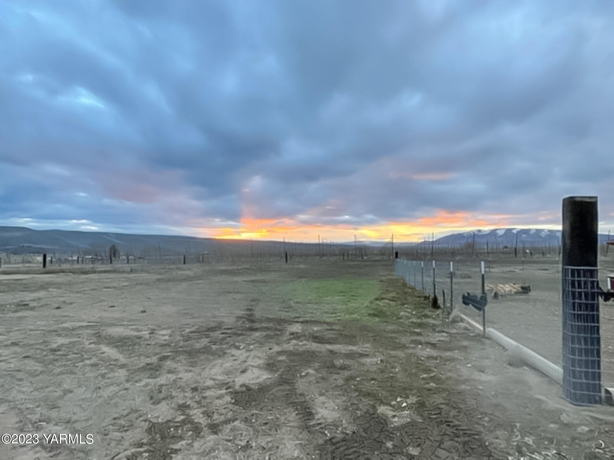 245 West Huntzinger Road Selah, WA 98942 - Photo 50 of 54 a view of an dry yard