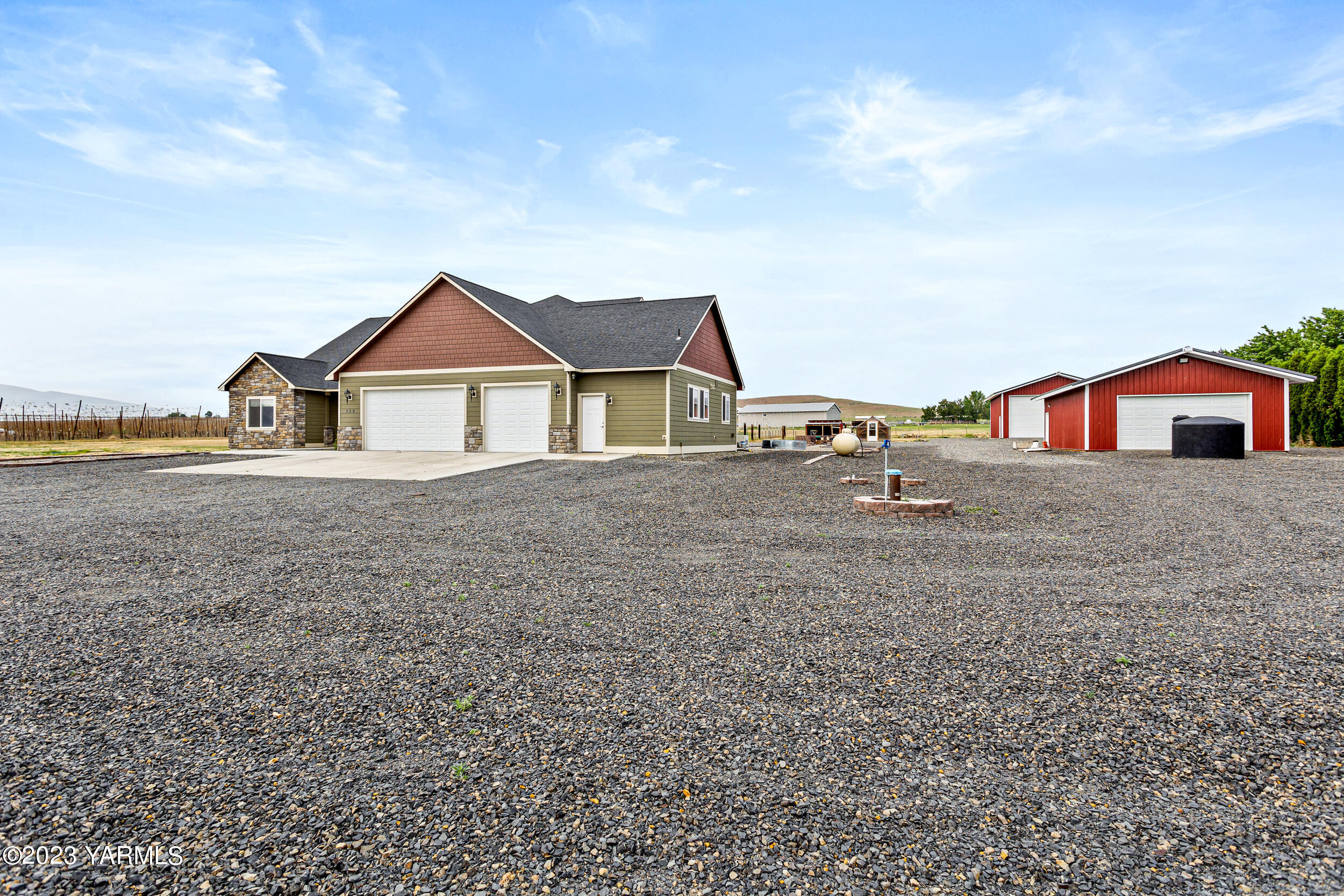 245 West Huntzinger Road Selah, WA 98942 - Photo 53 of 54 a backyard of a house with table and chairs
