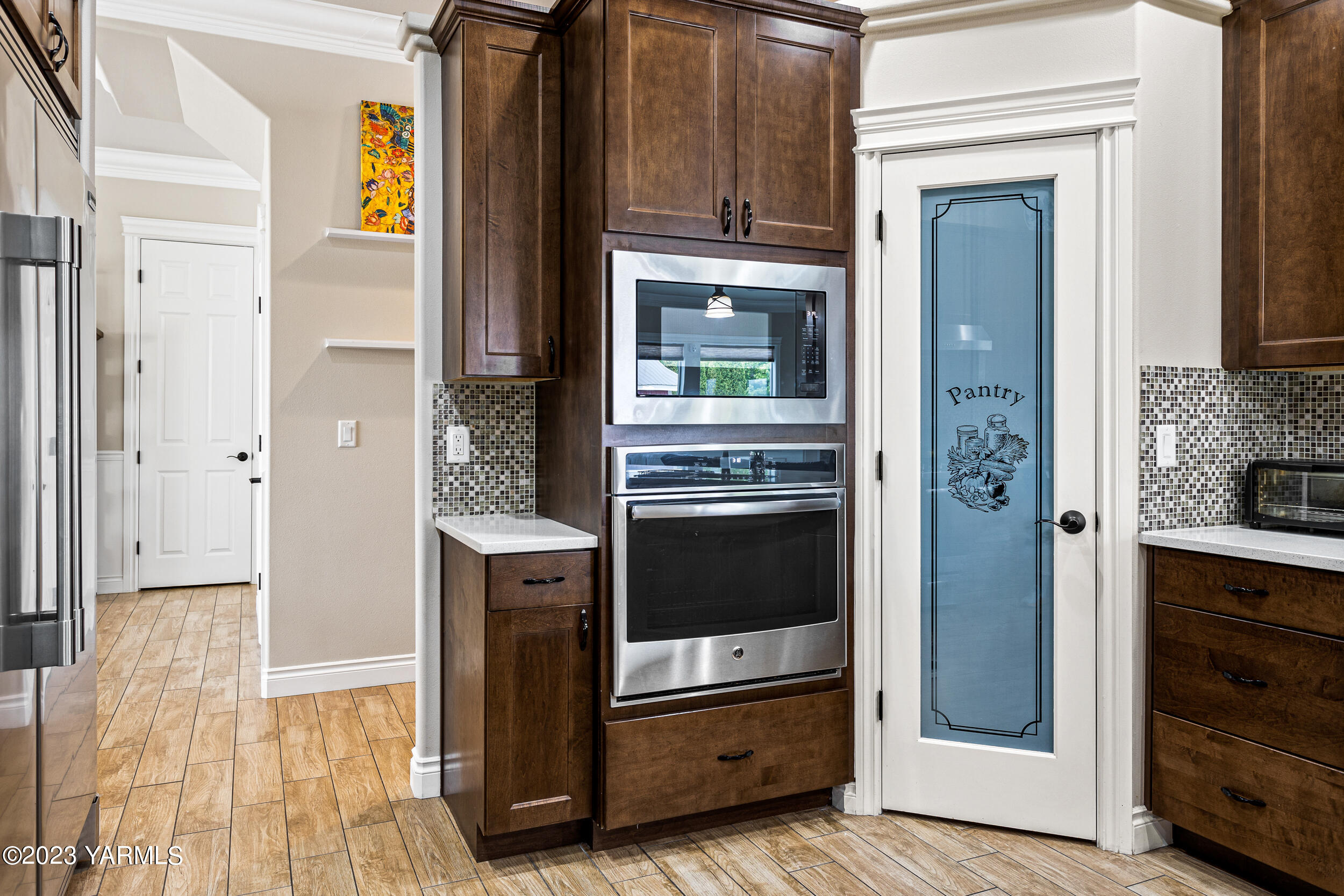 245 West Huntzinger Road Selah, WA 98942 - Photo 7 of 54 Double Oven and Large Pantry