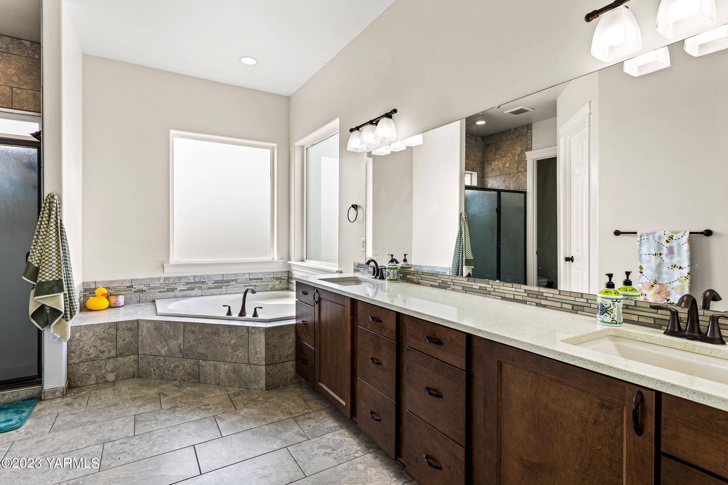 245 West Huntzinger Road Selah, WA 98942 - Photo 10 of 54 a large bathroom with a tub a double vanity sink and mirror