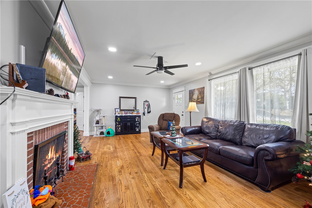 318 South Pine Street Walhalla, SC 29691 - Photo 5 of 50 Living Room