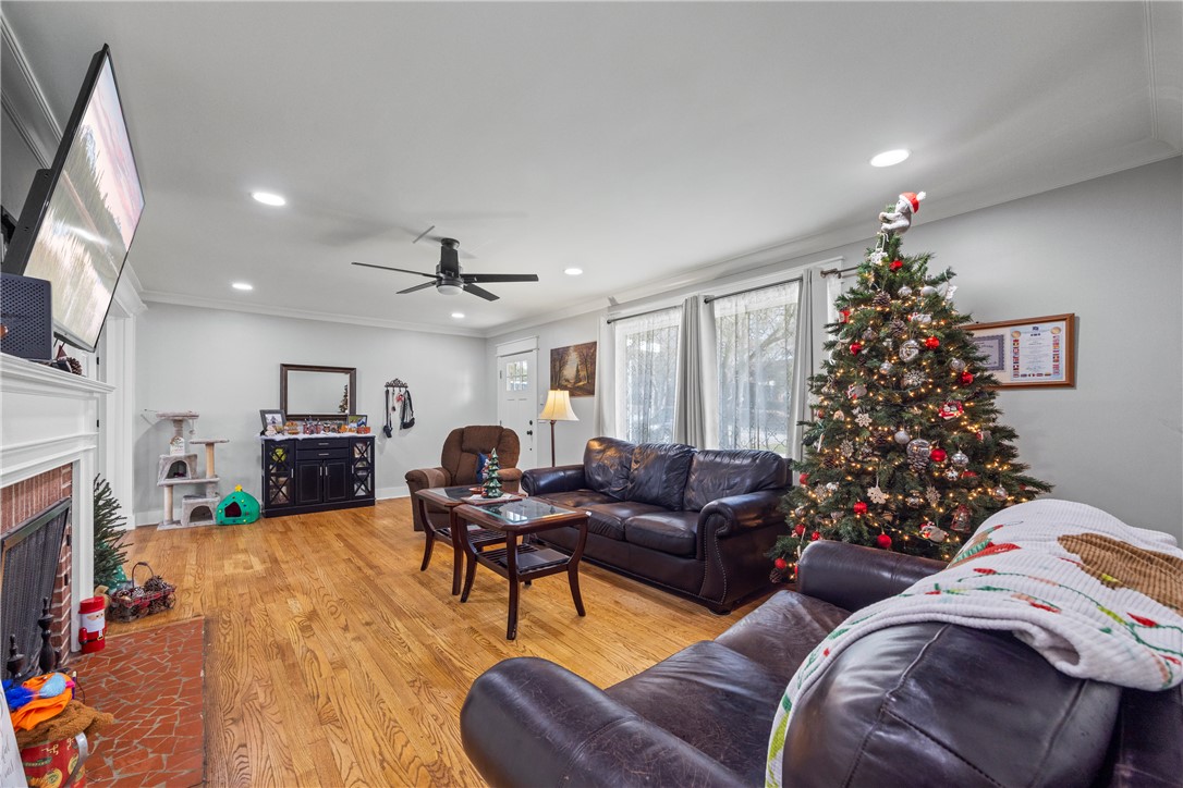 318 South Pine Street Walhalla, SC 29691 - Photo 6 of 50 Living Room