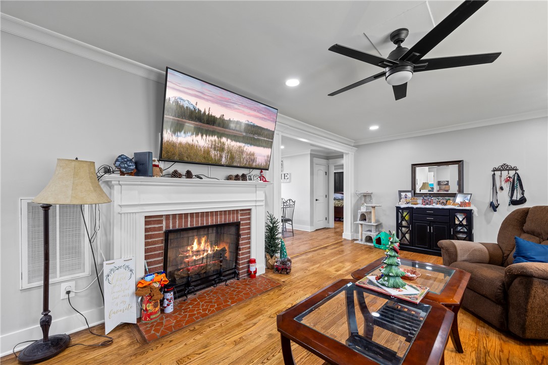 318 South Pine Street Walhalla, SC 29691 - Photo 7 of 50 Living Room