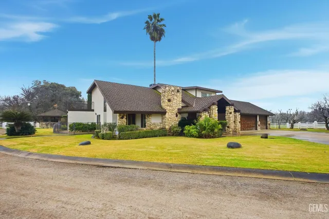 a view of a house with swimming pool and a yard