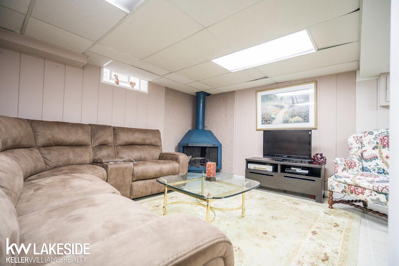 1833 Hampton Road Grosse Pointe, MI 48236 - Photo 36 of 45 50041700-35.JPG