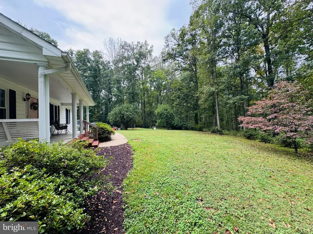a view of a house with backyard and garden