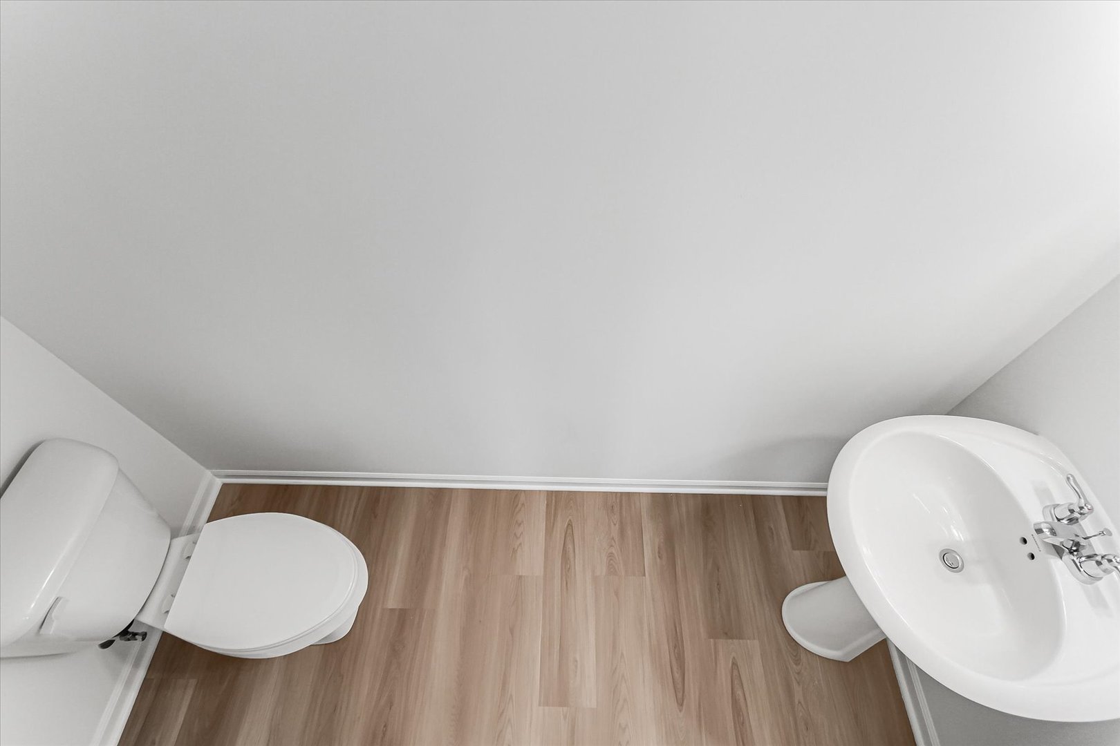 620 Endicott Road South Elgin, IL 60177 - Photo 16 of 30 a bathroom with a toilet and a mirror