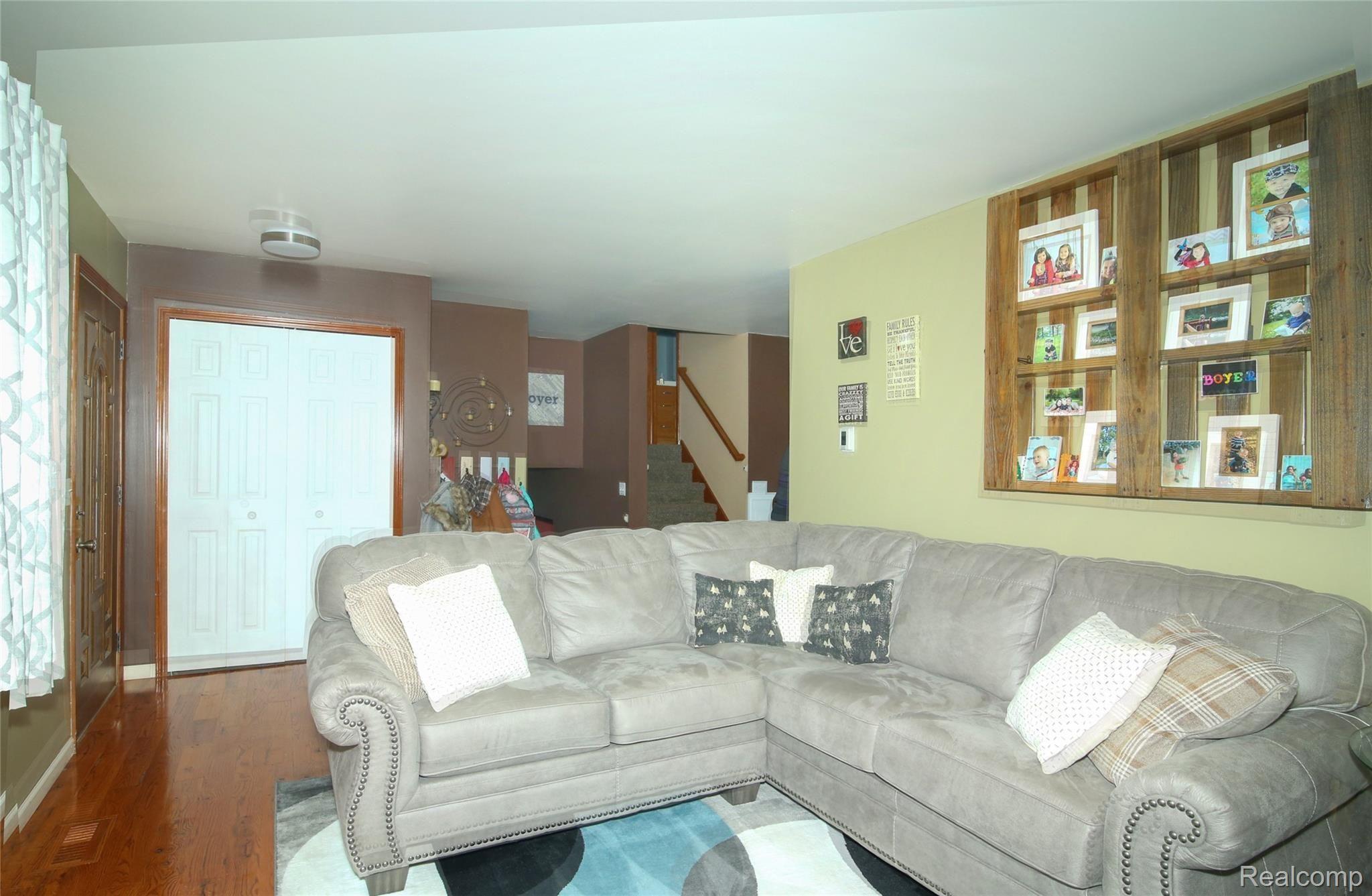 5300 North Webster Road Flint, MI 48504 - Photo 9 of 34 Living Room 2.jpg