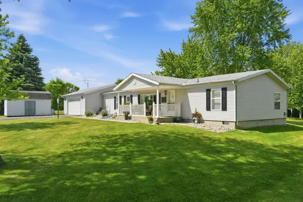 $324,900 | 4990 South 900 East, Wolcottville, IN 46795