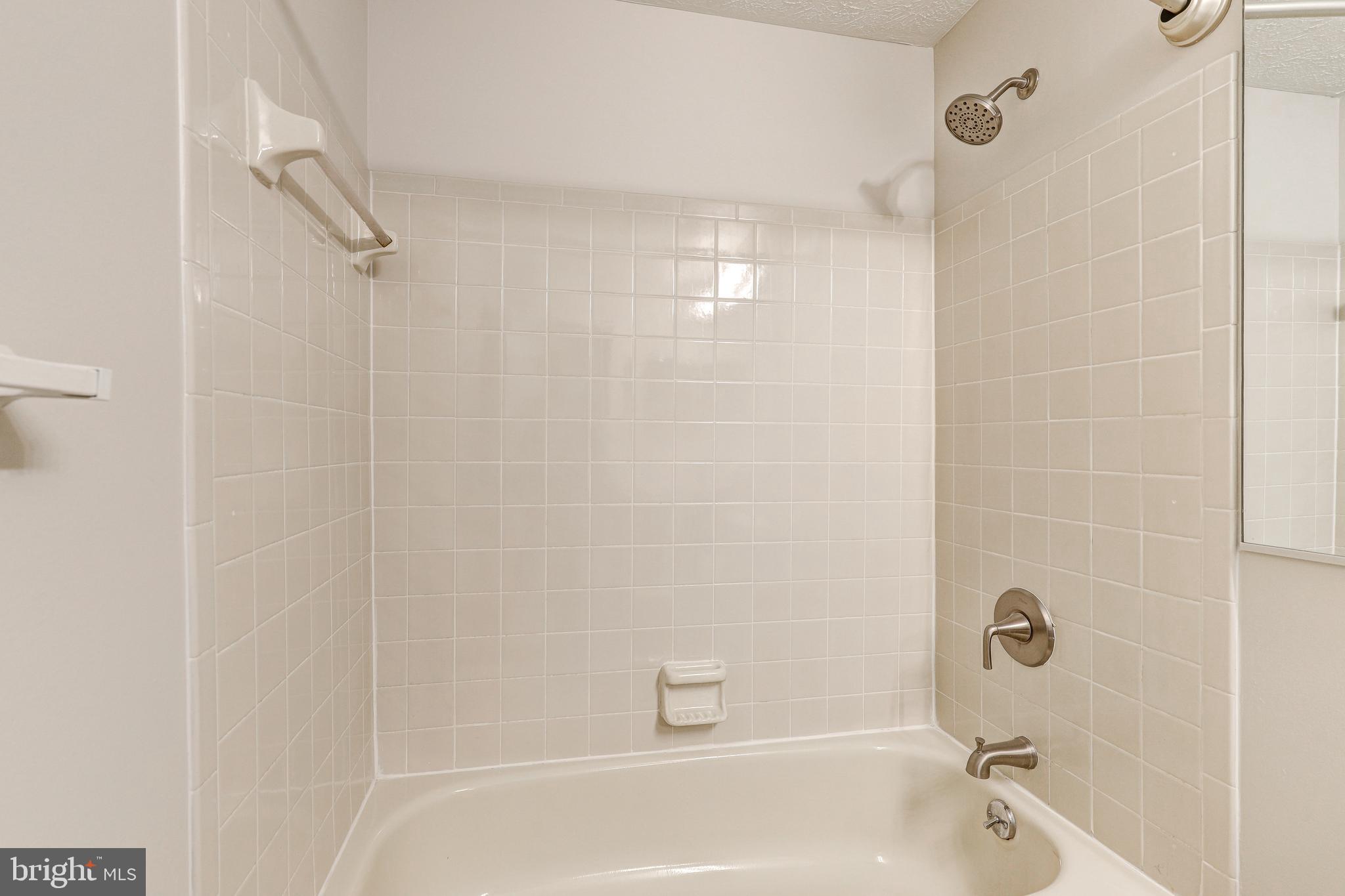 5920 Watch Chain Way, Unit 5106 Columbia, MD 21044 - Photo 11 of 27 a bathroom with a bathtub and a shower
