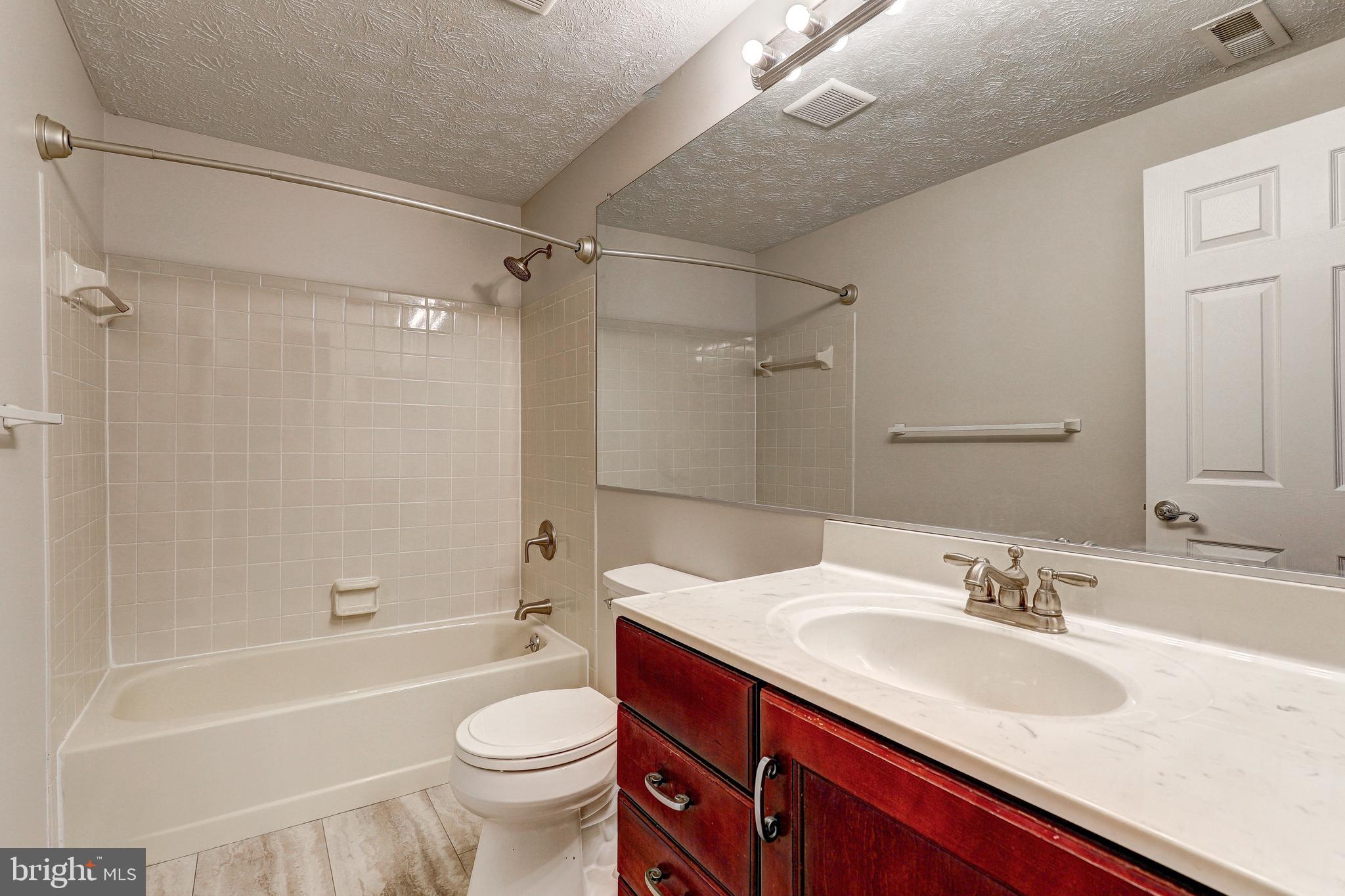 5920 Watch Chain Way, Unit 5106 Columbia, MD 21044 - Photo 10 of 27 a bathroom with a sink a toilet and a bathtub