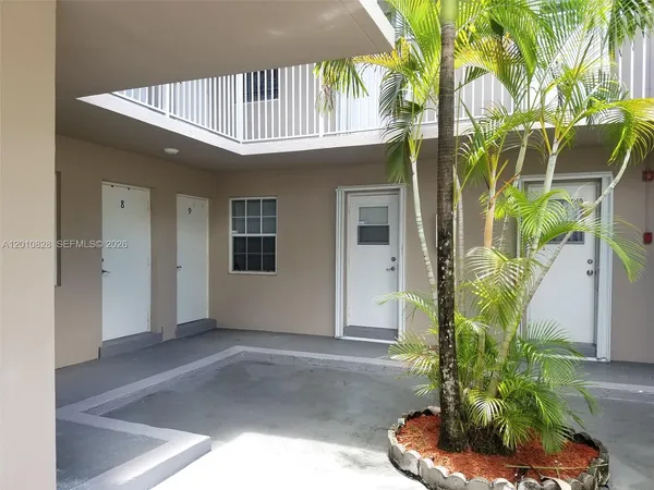 $1,800 | 6565 Santona Street, Unit B8, Coral Gables, FL 33146