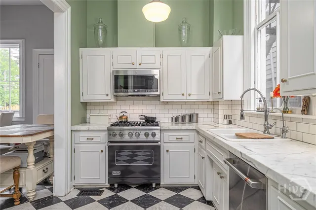 $2,850,000 | 222 East Gwinnett Street, Savannah, GA 31401