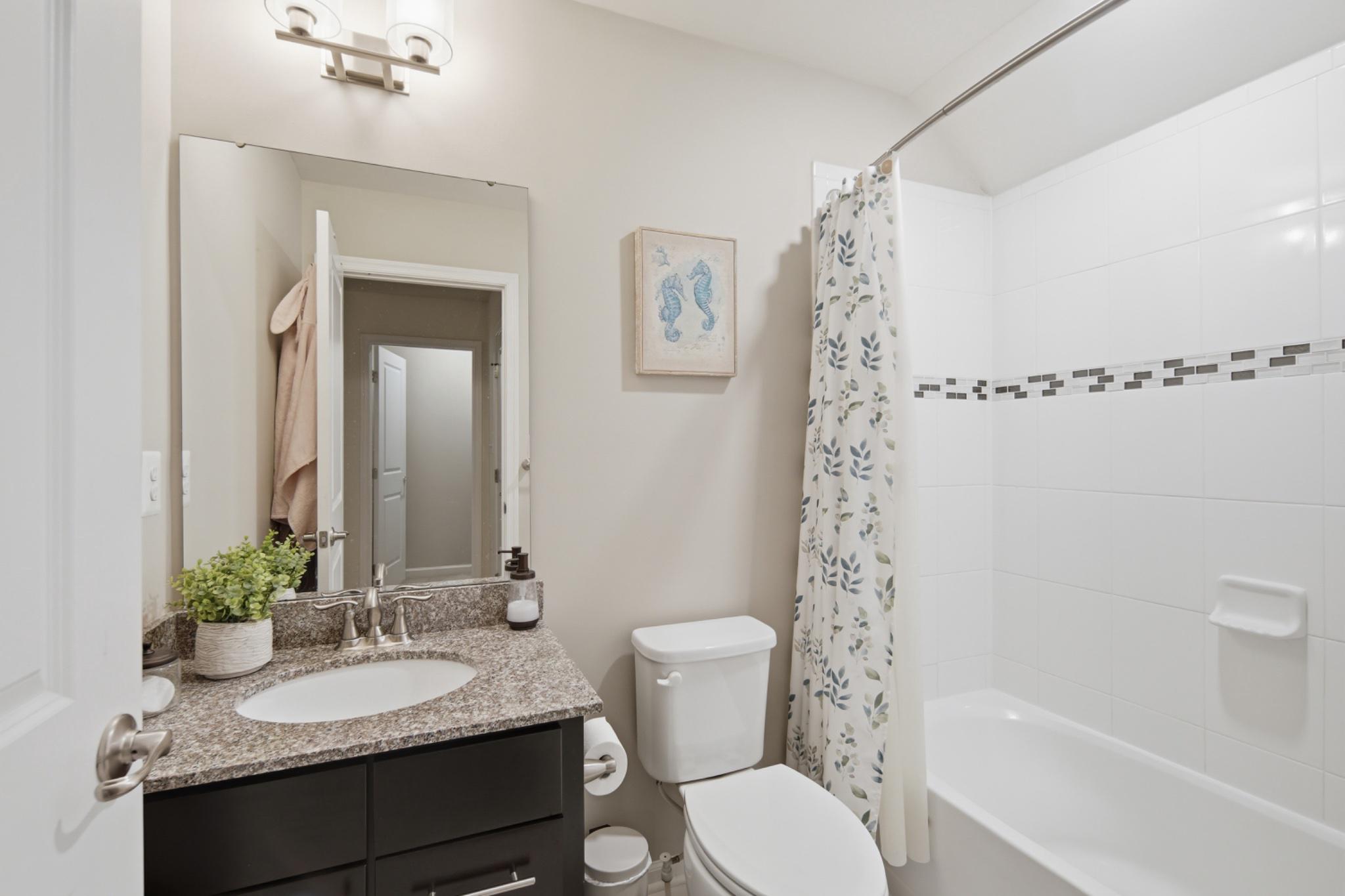 120 Oldham Street Baltimore, MD 21224 - Photo 26 of 35 4th floor ensuite bathroom