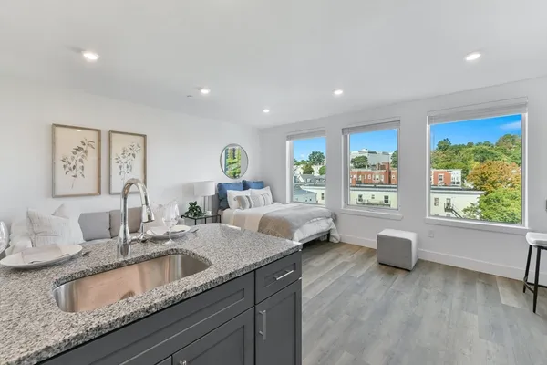 $1,750 | 585 Essex Street, Unit PH 603, Lynn, MA 01901