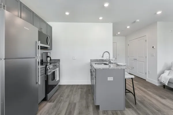 $1,750 | 585 Essex Street, Unit PH 603, Lynn, MA 01901