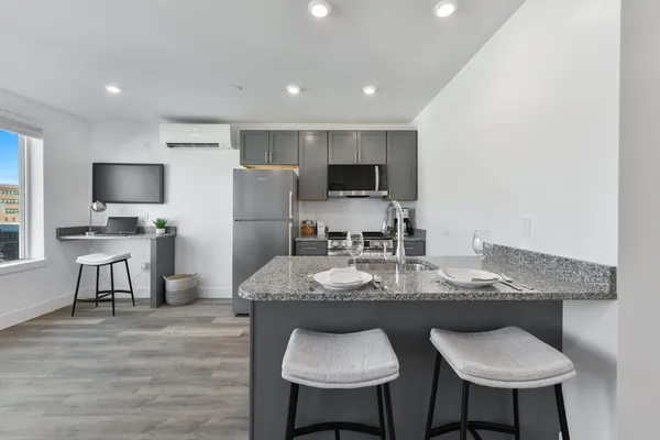 $1,750 | 585 Essex Street, Unit PH 603, Lynn, MA 01901