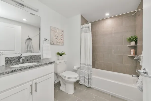 $1,750 | 585 Essex Street, Unit PH 603, Lynn, MA 01901