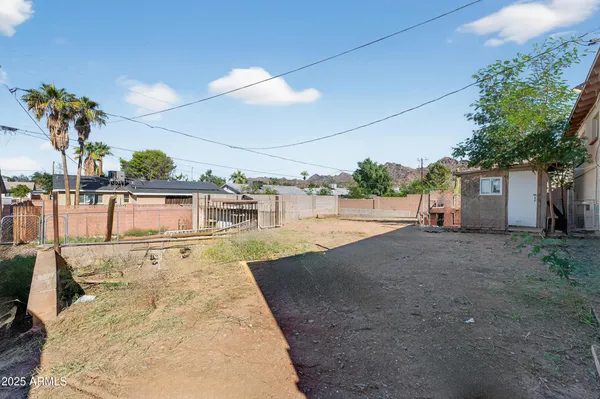 a view of a backyard