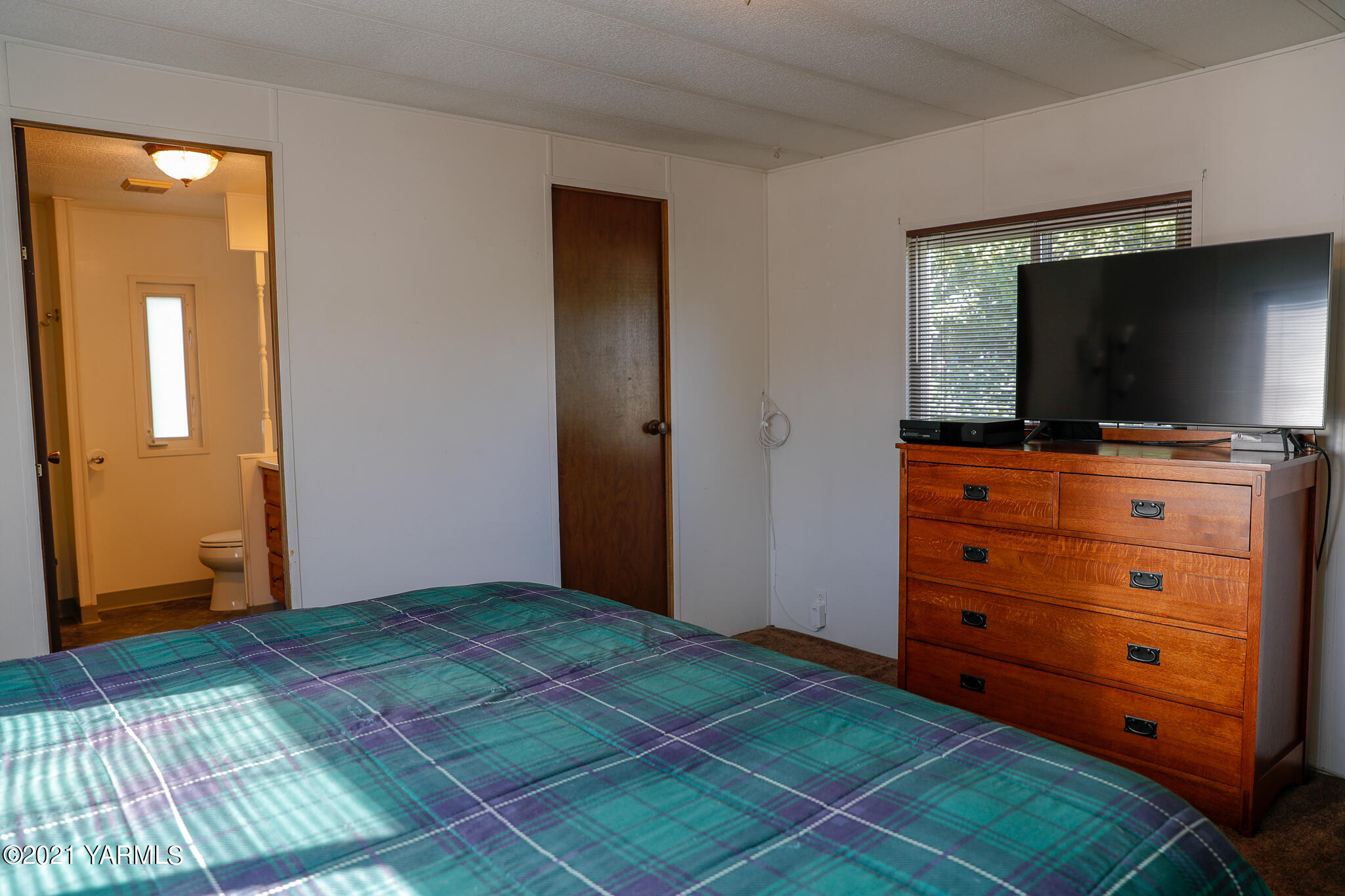340 Beane Road Moxee, WA 98936 - Photo 12 of 30 a room with a flat screen tv