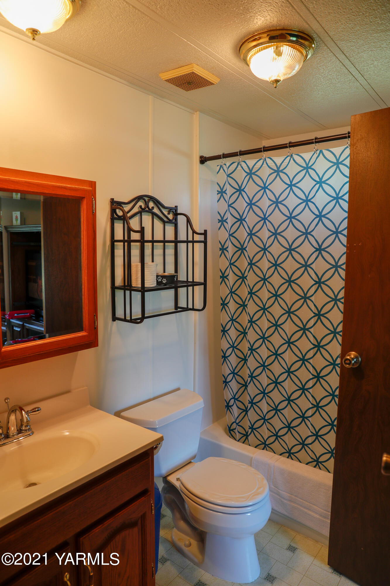 340 Beane Road Moxee, WA 98936 - Photo 15 of 30 a bathroom with a sink a toilet and a mirror