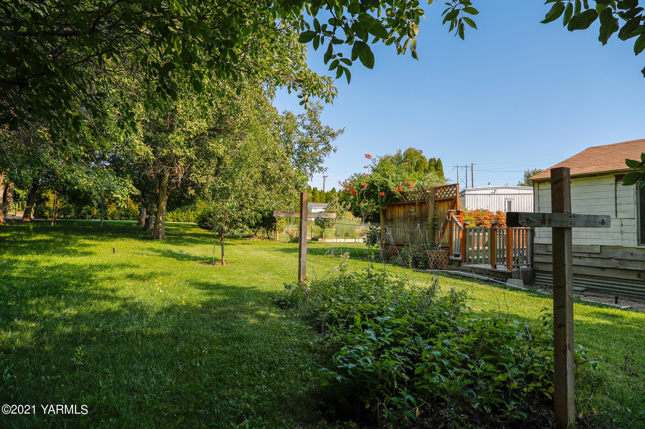340 Beane Road Moxee, WA 98936 - Photo 22 of 30 a view of a park with large trees