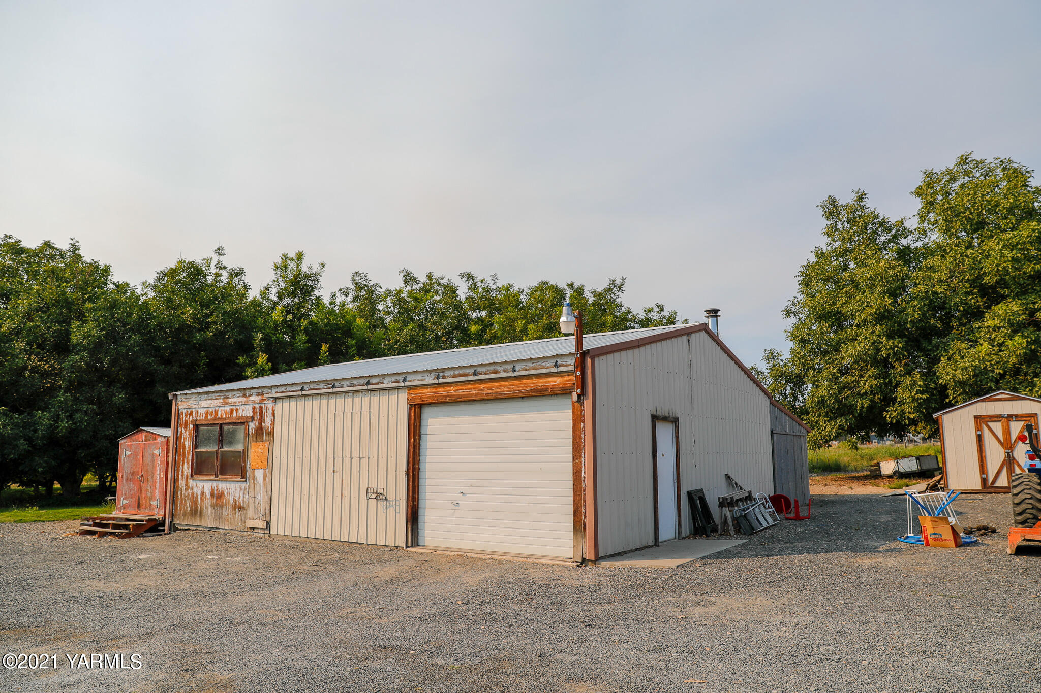 340 Beane Road Moxee, WA 98936 - Photo 30 of 30 a view of a house with backyard and a tree