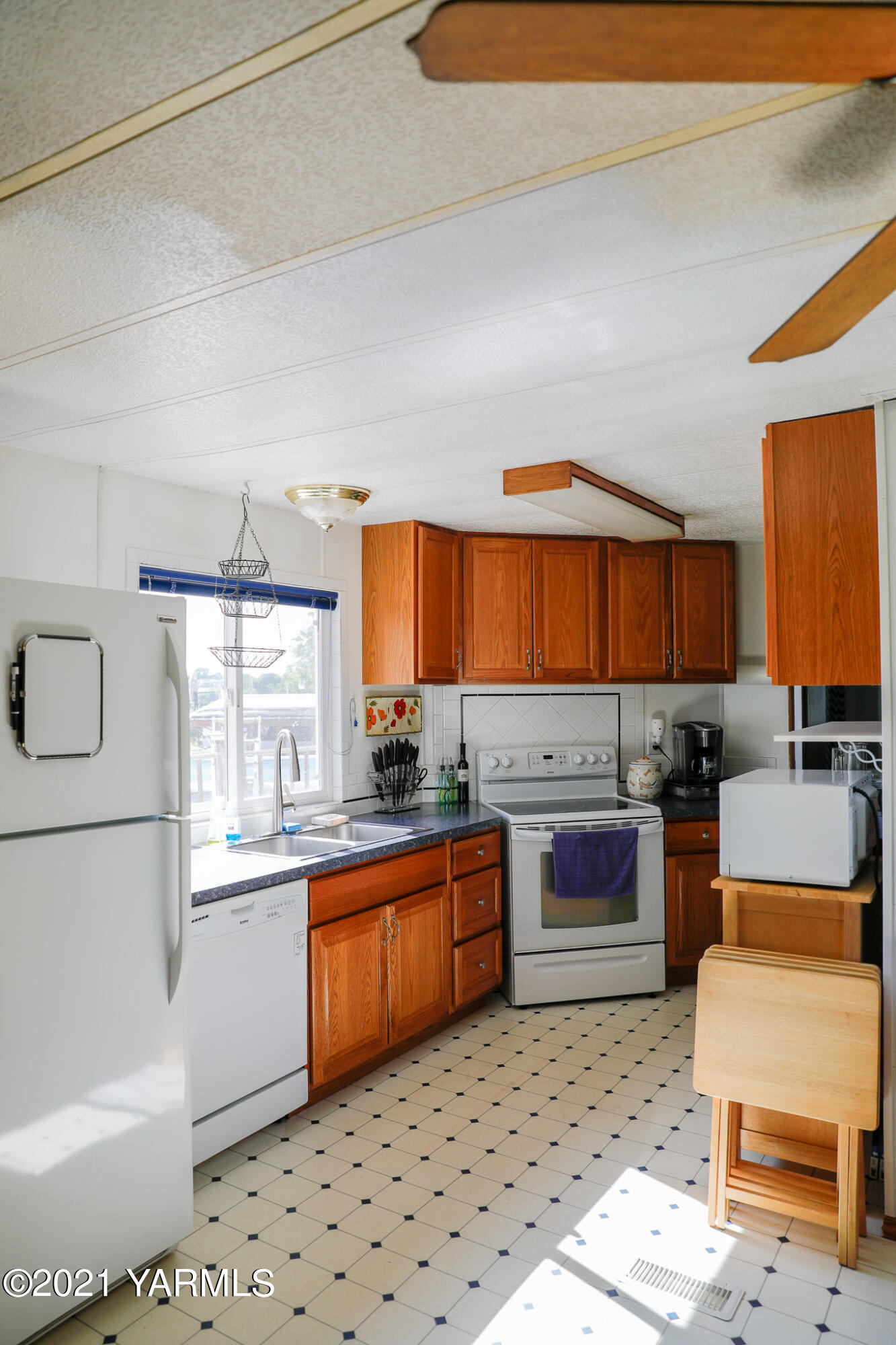 340 Beane Road Moxee, WA 98936 - Photo 6 of 30 a kitchen with a stove a sink and a refrigerator