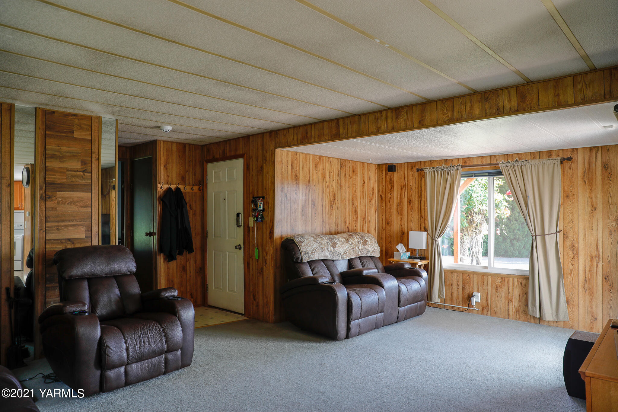 340 Beane Road Moxee, WA 98936 - Photo 9 of 30 a living room with furniture and a window
