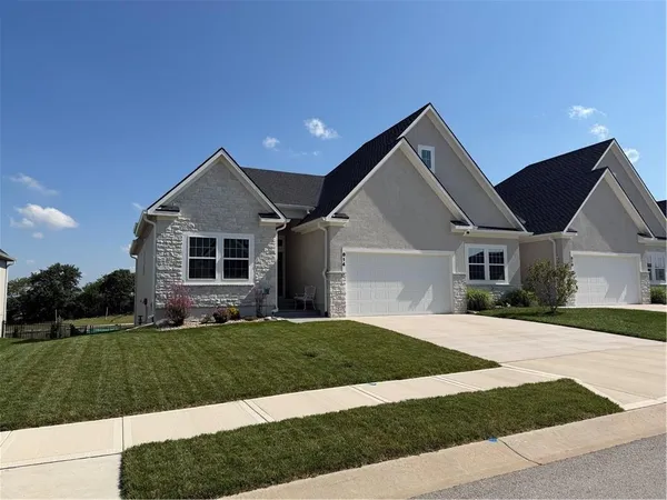 $509,900 | 814 Northeast Algonquin Street, Lee's Summit, MO 64064