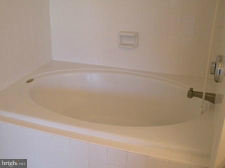 6166 Kendra Way Centreville, VA 20121 - Photo 4 of 7 Bath
