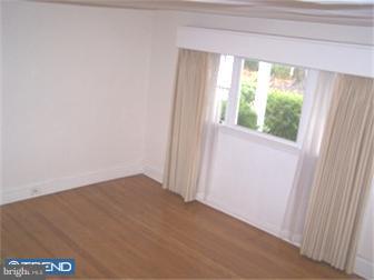 6473 Morris Park Road Philadelphia, PA 19151 - Photo 4 of 12 Living Room