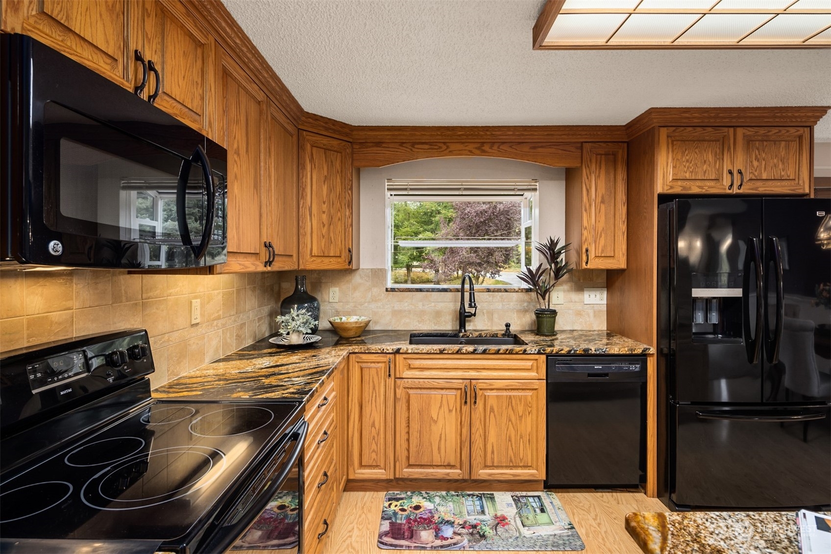 25376 Bond Road Northeast Poulsbo, WA 98370 - Photo 8 of 40 Gallery Image 8