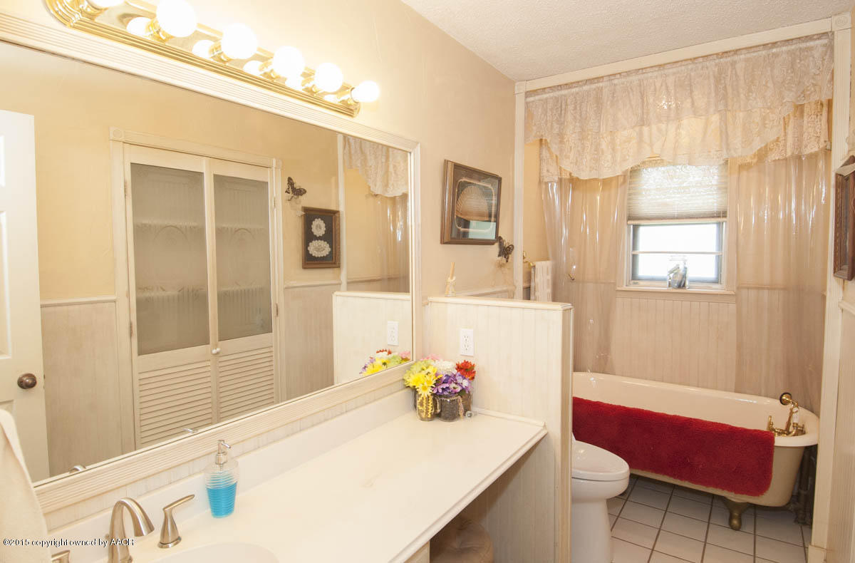 712 Rietman Street Amarillo, TX 79108 - Photo 18 of 37 BATHROOM 2 VIEW 1