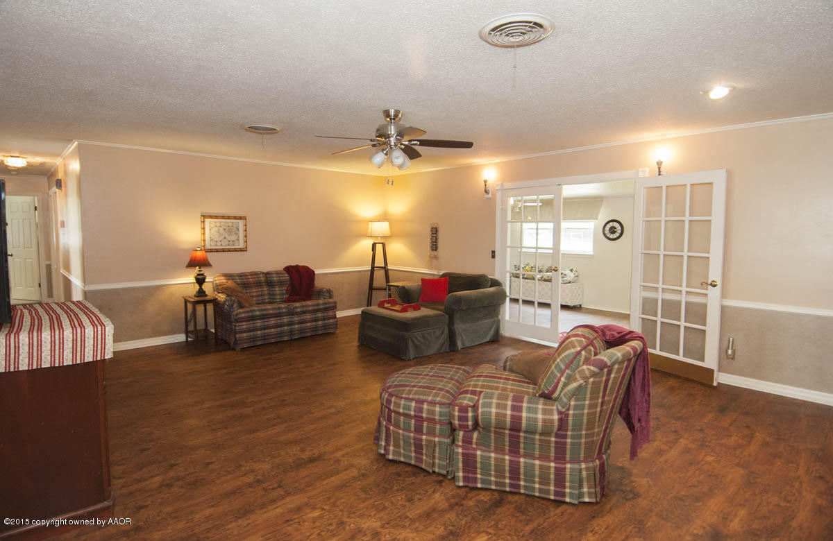 712 Rietman Street Amarillo, TX 79108 - Photo 3 of 37 LIVING VIEW 2