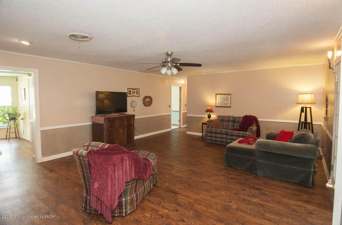712 Rietman Street Amarillo, TX 79108 - Photo 4 of 37 LIVING VIEW 3