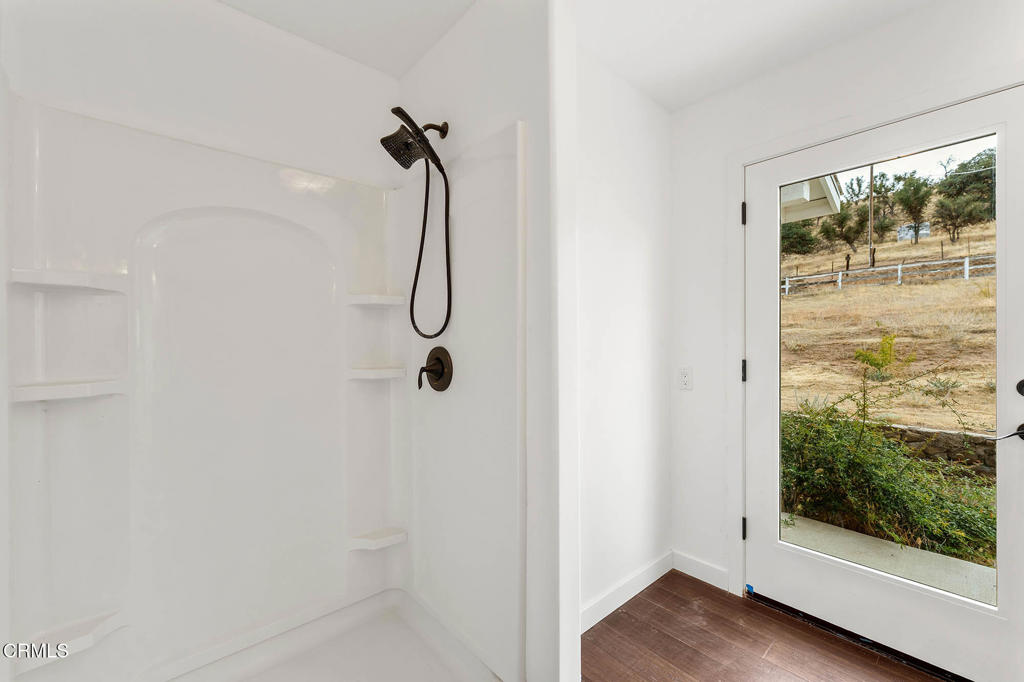 2170 Aliso Park Road Maricopa, CA 93252 - Photo 33 of 72 Guest shower - 2170 Aliso Park Rd