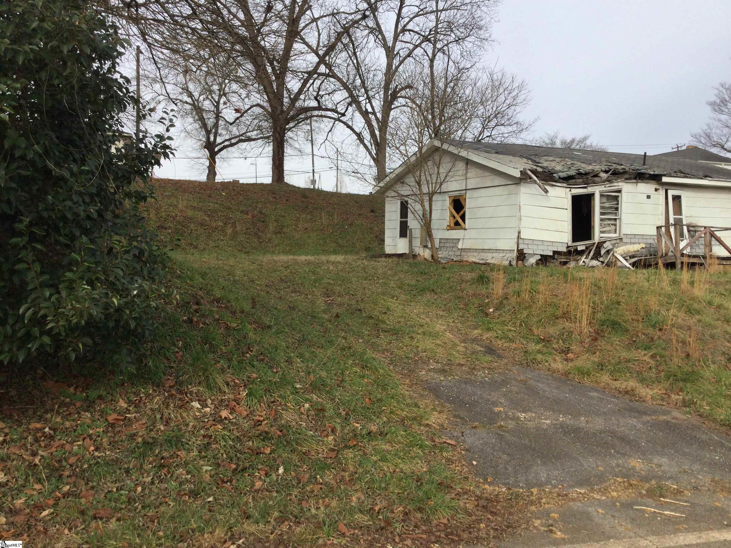 142 Hughes Street Duncan, SC 29334 - Photo 2 of 3